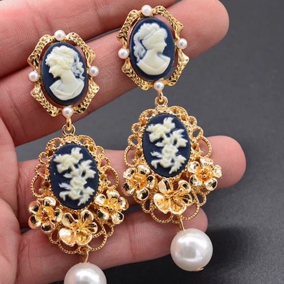 Jewelry - Vintage baroque earrings